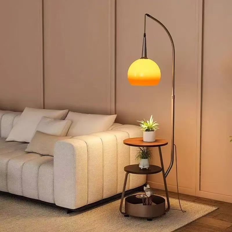 Moderne Stehlampe mit integriertem Pflanzenständer