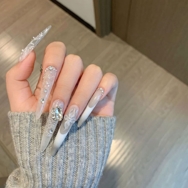 Dekoratives Stiletto Press-On Nagelkunst-Set mit elegantem Spitze- und Edelsteinakzenten Karnz