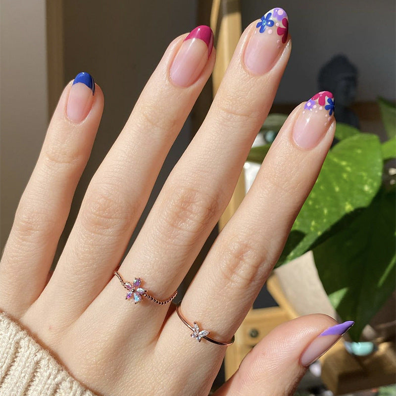 Blumengemusterte Press-On Nagelset Karnz