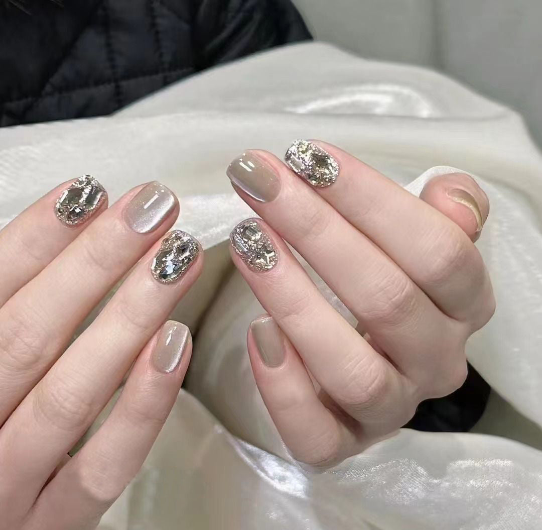 Elegantes Press-On-Nageldesign mit Strassakzenten Karnz