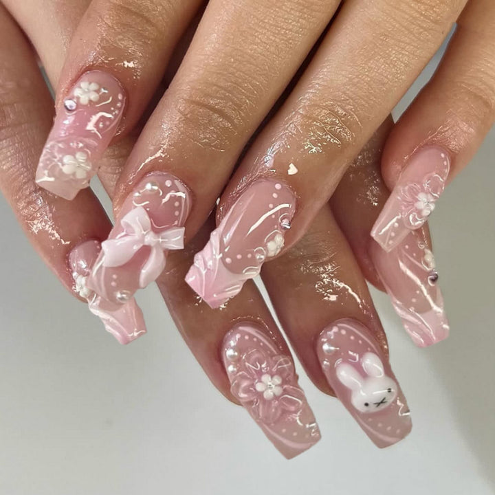 Elegante Kunstnägel mit floralen Akzenten Karnz