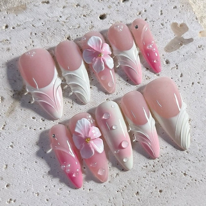 Kunstnagelset mit zarten Blüten- und Glitzerakzenten Karnz