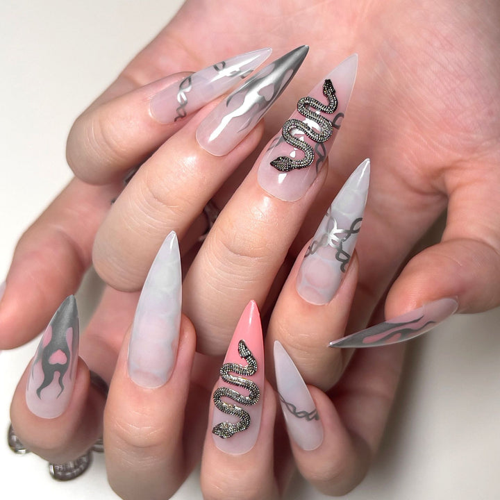 Kunstvolle Stiletto-Nägel mit Schlangen-Motiv Karnz
