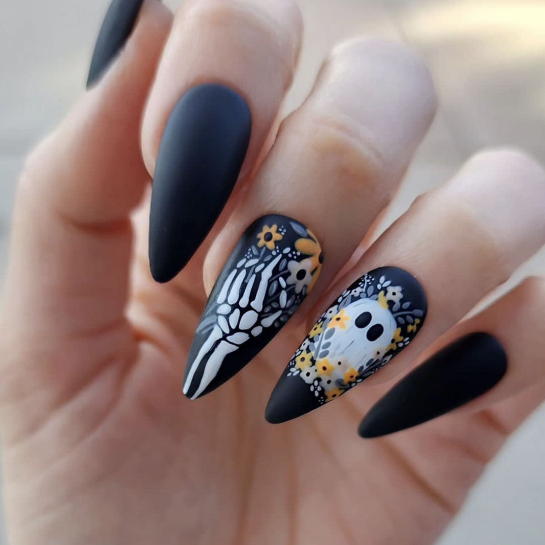 Künstlerisches Skelett-Themen-Nagelkunst Karnz