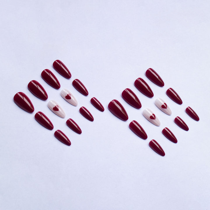 Herzverzierte Gel-Nagelkunst