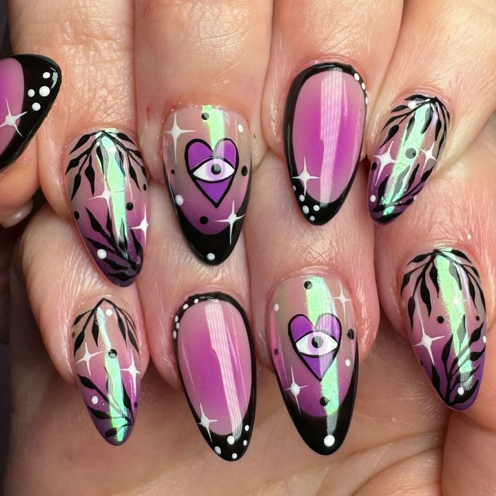 Kunstvolle Nagelkunst mit floralem Design und glamourösen Akzenten Karnz
