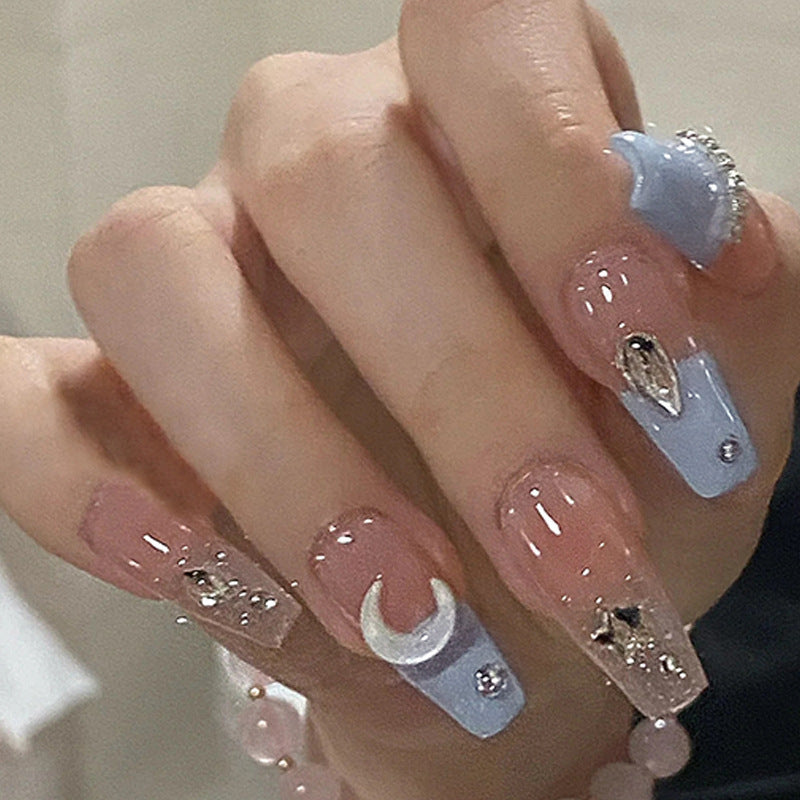 Glamouröse Kunstfingernägel mit Mond- und Sternmotiv Karnz