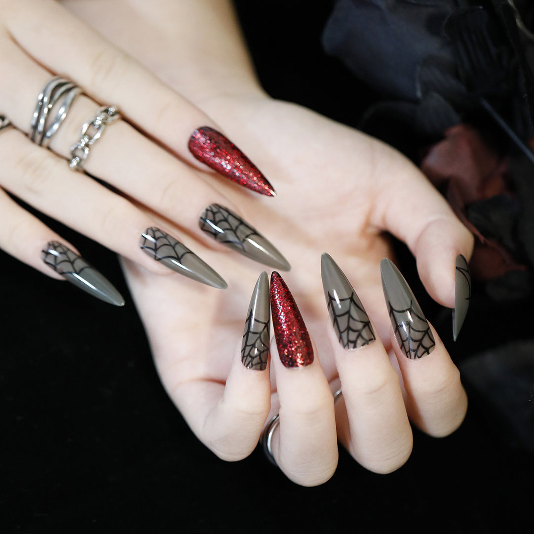Kunstvolle Nagelkunst mit gruseligen Motiven Karnz
