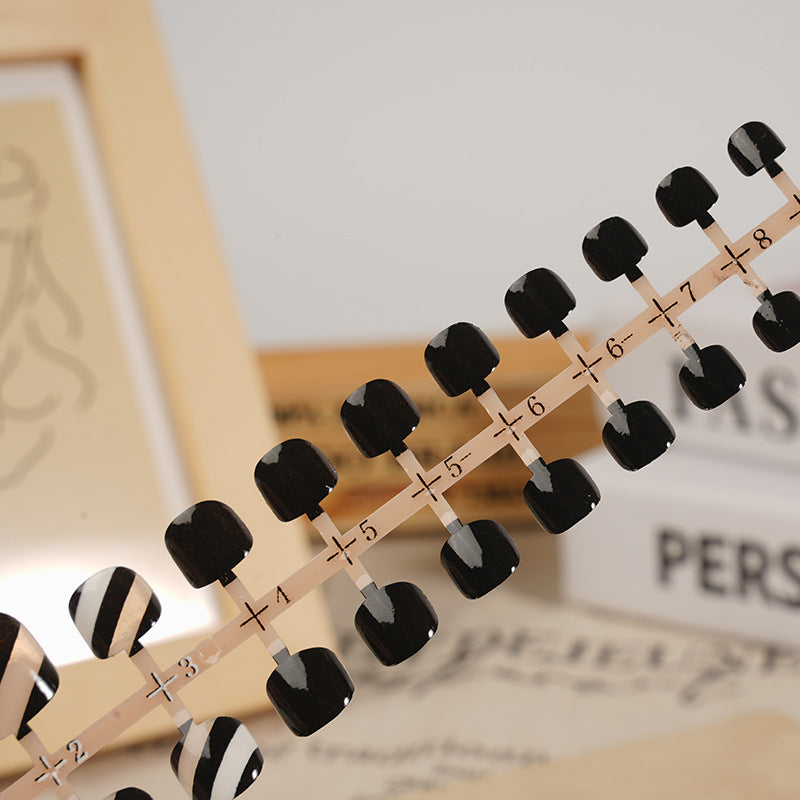 Stylisches Press-On-Nagelset mit gestreiftem Design Karnz