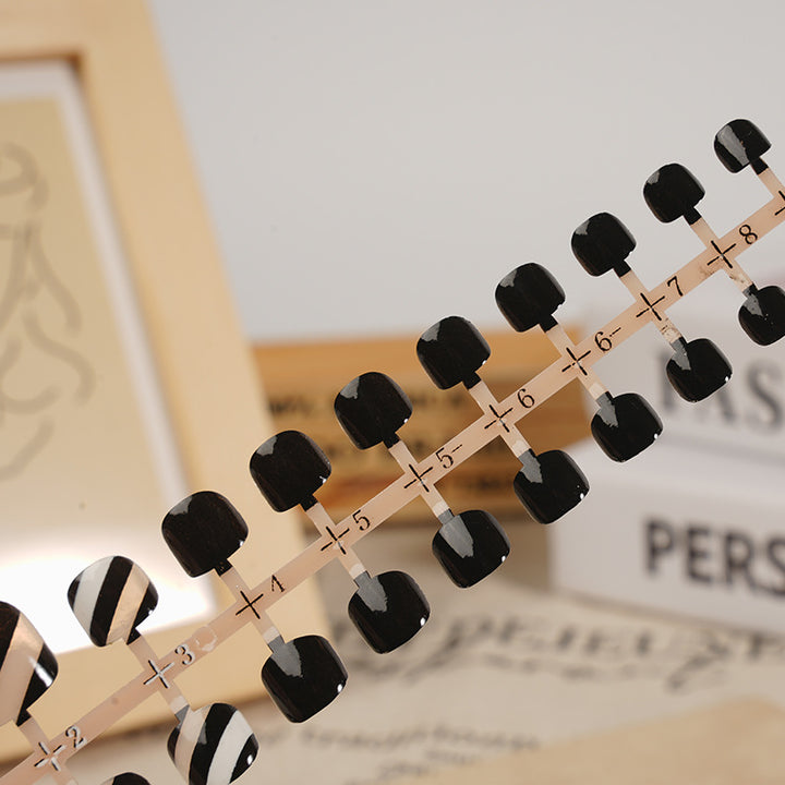 Stylisches Press-On-Nagelset mit gestreiftem Design Karnz