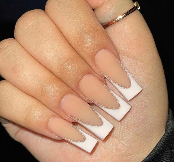 Elegante französische Tipp-Nagelkunstverbesserungen Karnz