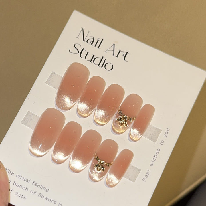 Kunstnägel mit Elegantem Spitzen-Design und Goldakzenten Karnz
