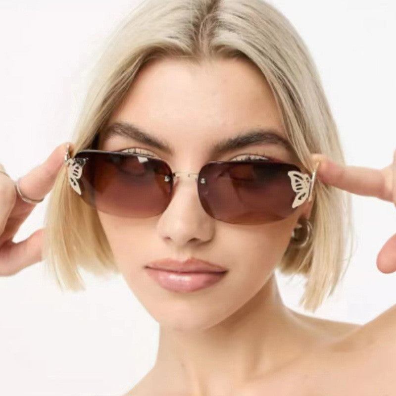 Damen modische Sonnenbrille mit filigranem Schmetterlingsdesign und schützenden Gläsern Karnz