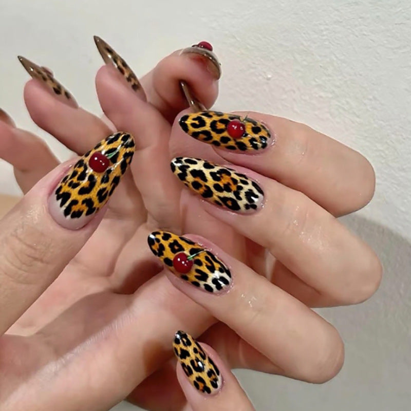 Kunstvolle Stiletto-Nägel mit Leopardenmuster und Akzenten Karnz