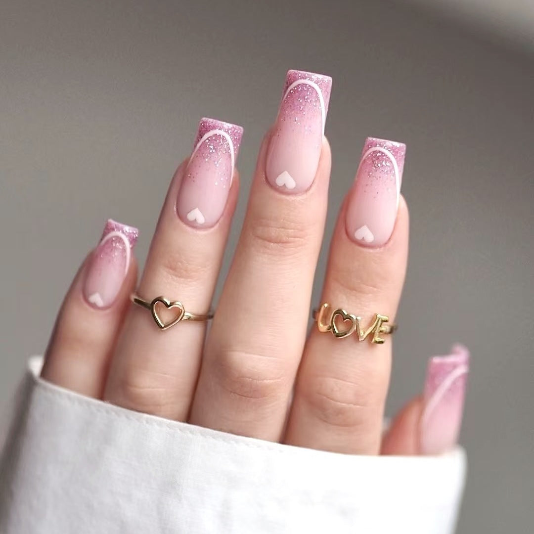 Kunstnagelset mit romantischen Herzmotiven und glamourösen Akzenten Karnz