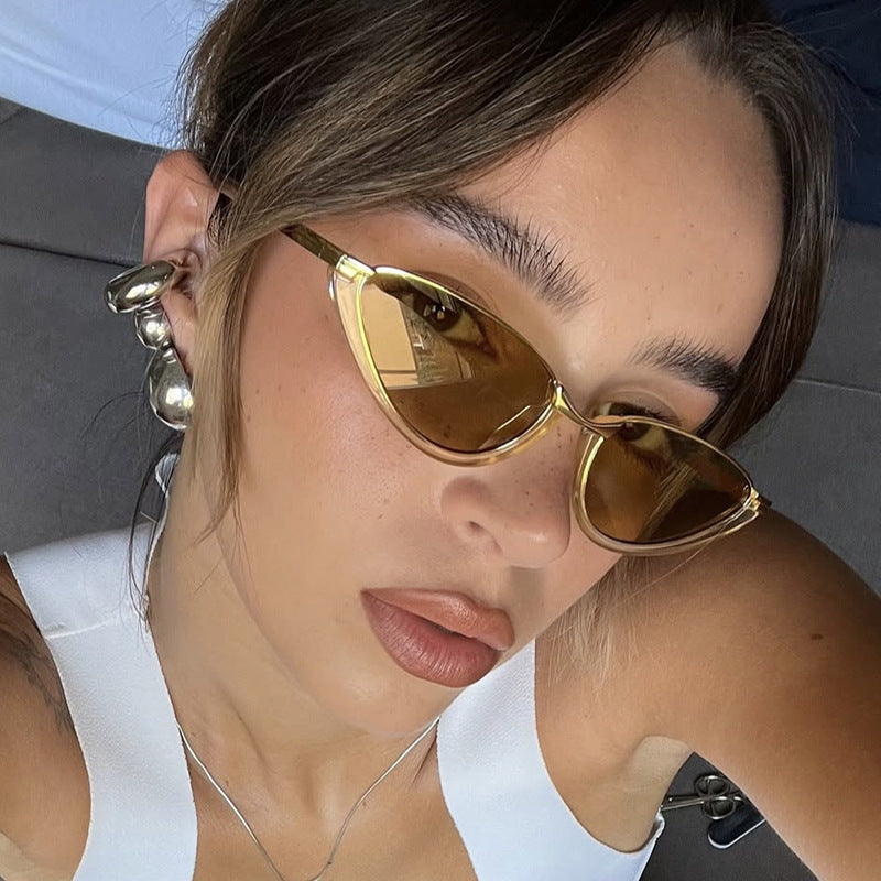 Damen futuristische Cat-Eye Sonnenbrille mit goldenen Akzenten Karnz