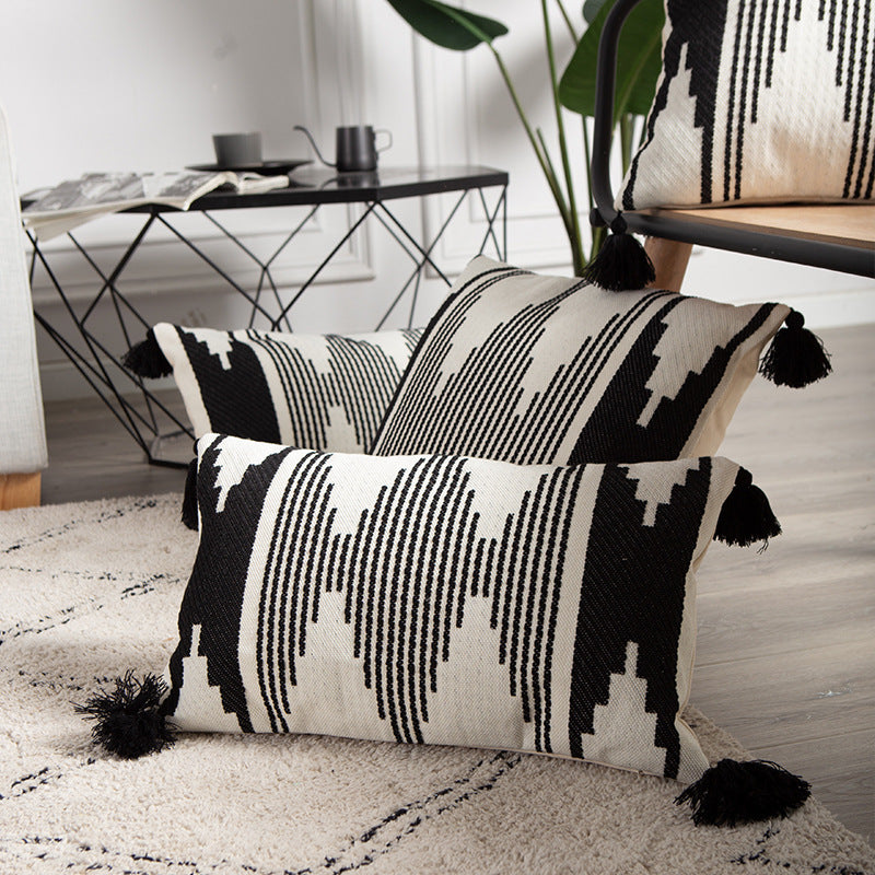 Rechteckiger Jacquard-Lumbarkissenbezug mit geometrischem Ethno-Relief und dekorativen Quasten Karnz