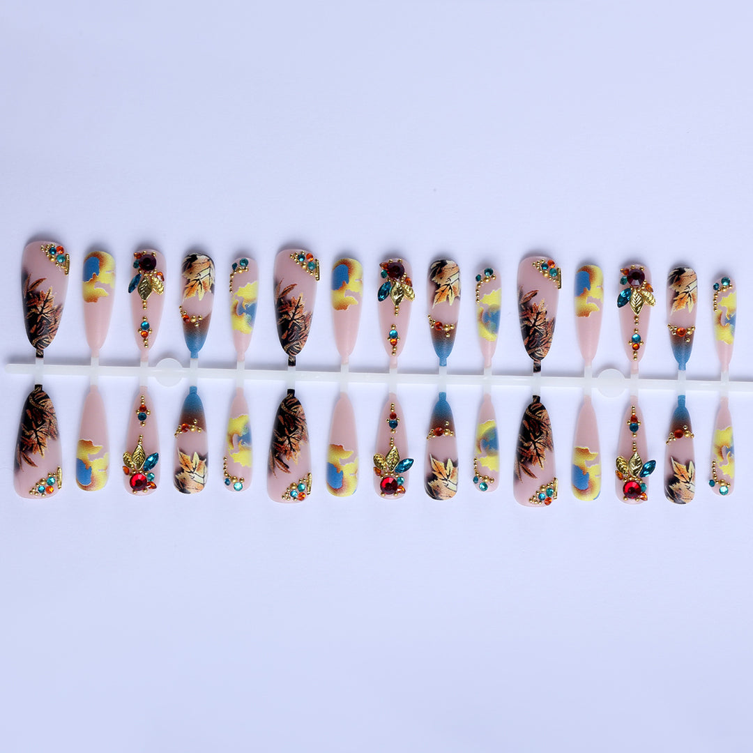 Kunstfingernägel mit Luxuriösen 3D-Verzierungen und Bunten Blättermotiven Karnz