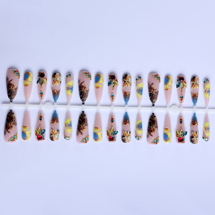 Kunstfingernägel mit Luxuriösen 3D-Verzierungen und Bunten Blättermotiven Karnz
