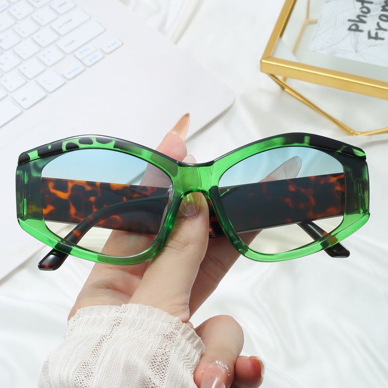 Damen modische Sonnenbrille mit markantem, futuristischem Design Karnz