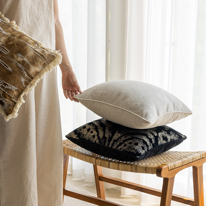 Luxuriöses Dekokissen mit elegantem Muster