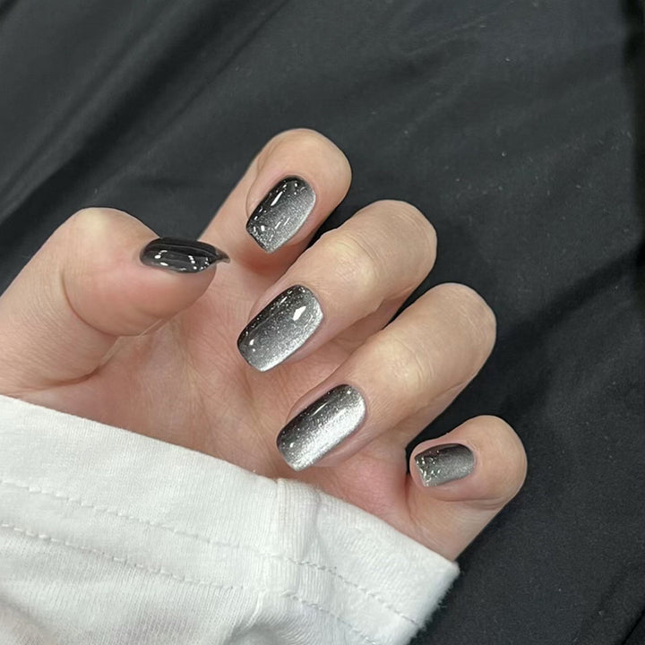 Kunstnagelset mit Glamourösem Ombre-Effekt und Glitzerverzierungen Karnz