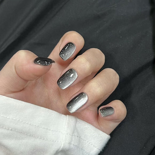 Kunstnagelset mit Glamourösem Ombre-Effekt und Glitzerverzierungen Karnz