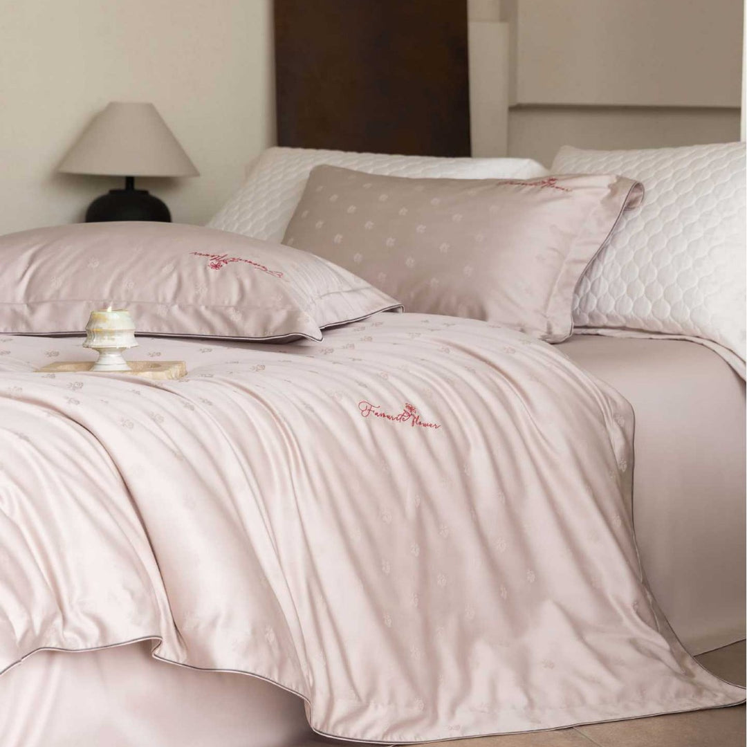 Luxuriöses Satin-Bettwäsche-Komplettset mit wattierter Überdecke und zarter Logo-Stickerei