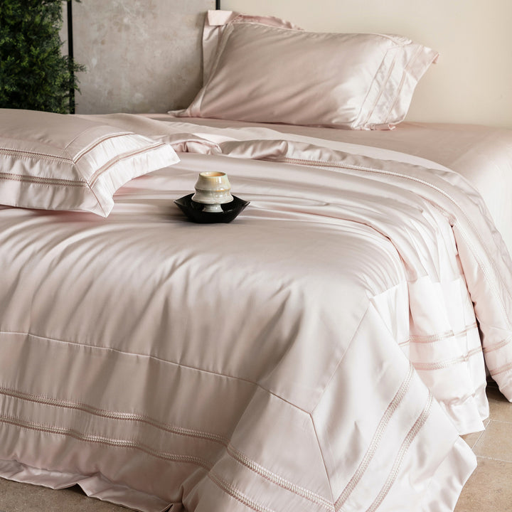 Luxuriöses Satin-Bettwäsche-Set mit Zierborten und seidig-glattem Griff