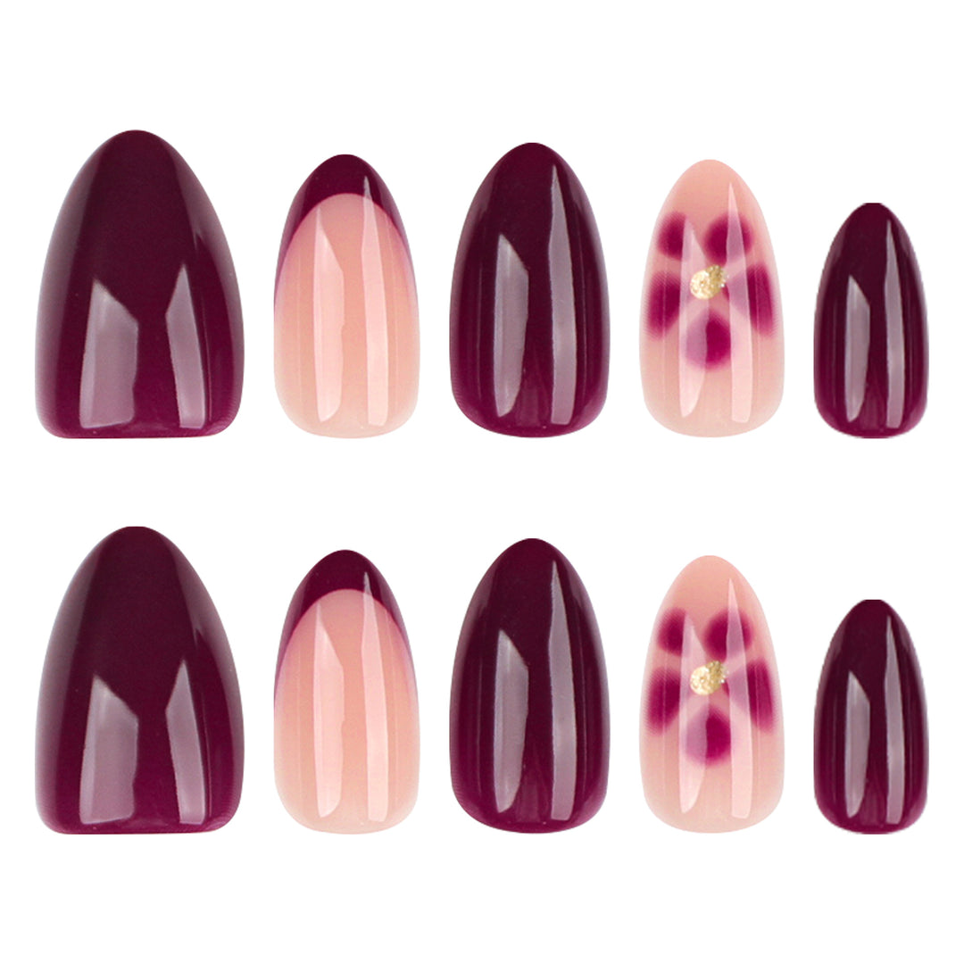 Glamouröse Nagelkunst mit Blumenakzenten Karnz