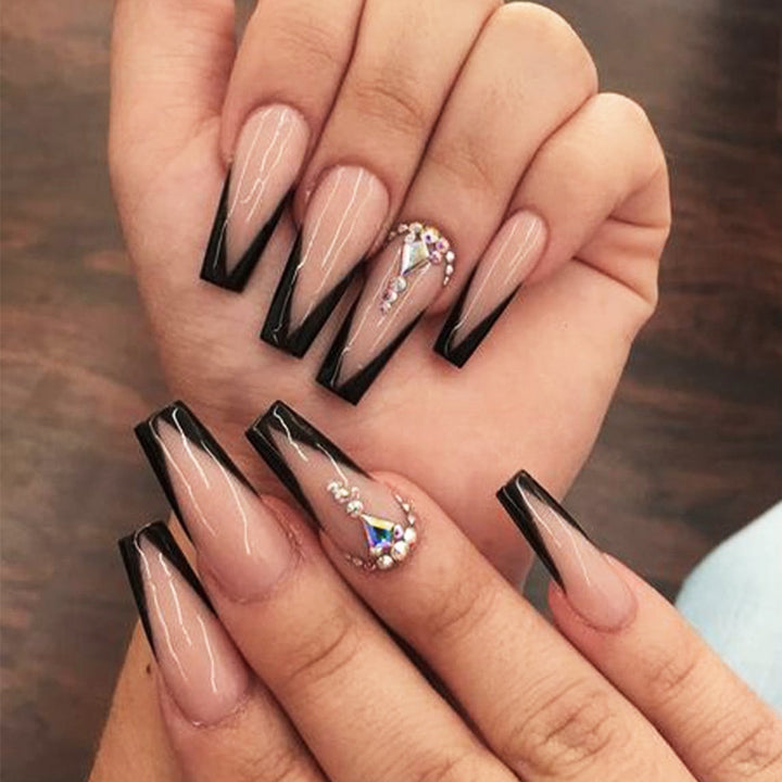 Kunstnagelset mit eleganten Spitzenakzenten Karnz