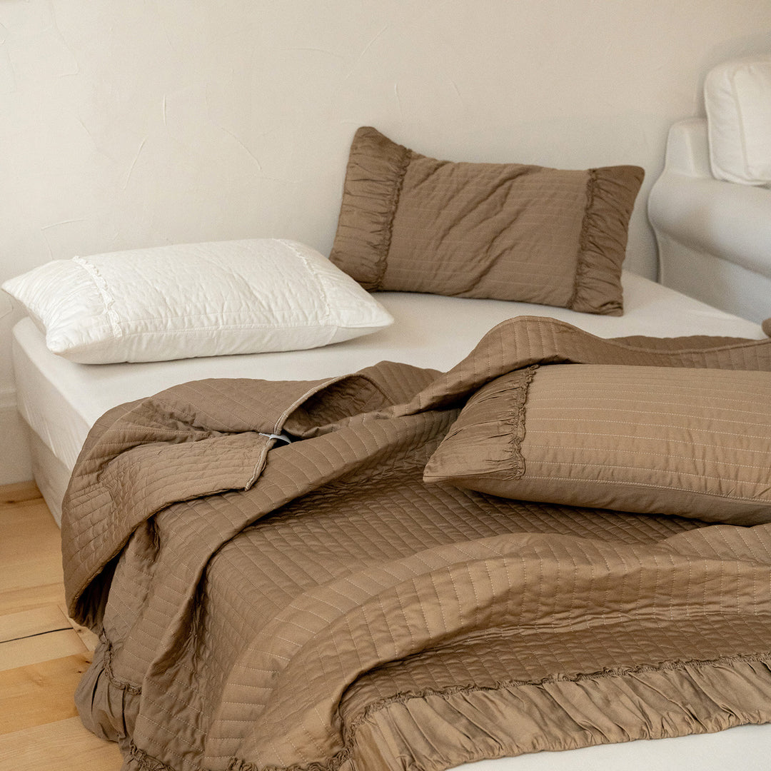 Gesteppte Baumwoll‑Tagesdecke im japanischen Wabi‑Sabi‑Stil mit Längssteppung und Volant