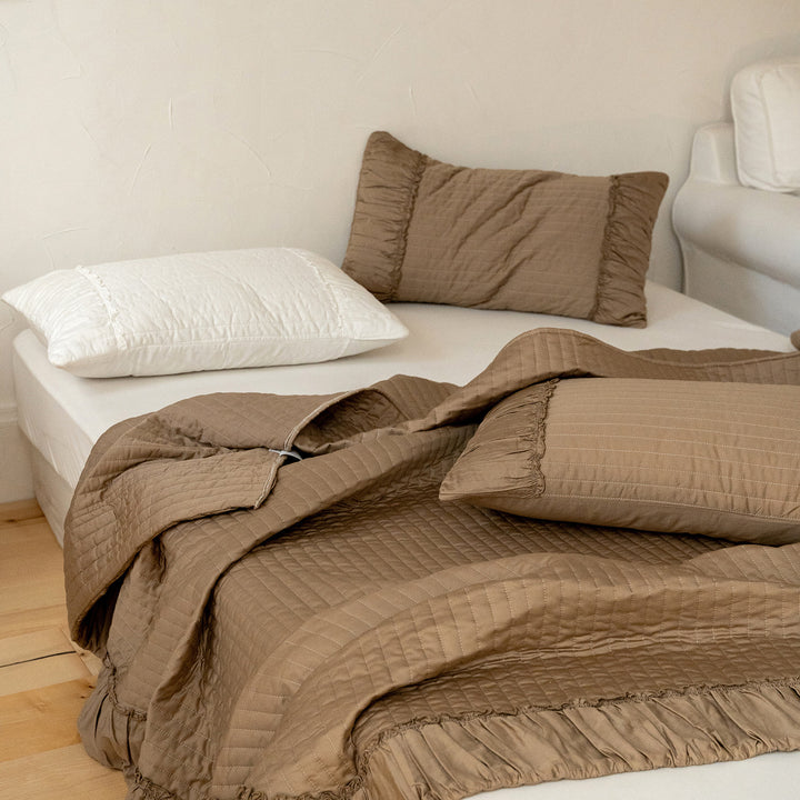 Gesteppte Baumwoll‑Tagesdecke im japanischen Wabi‑Sabi‑Stil mit Längssteppung und Volant