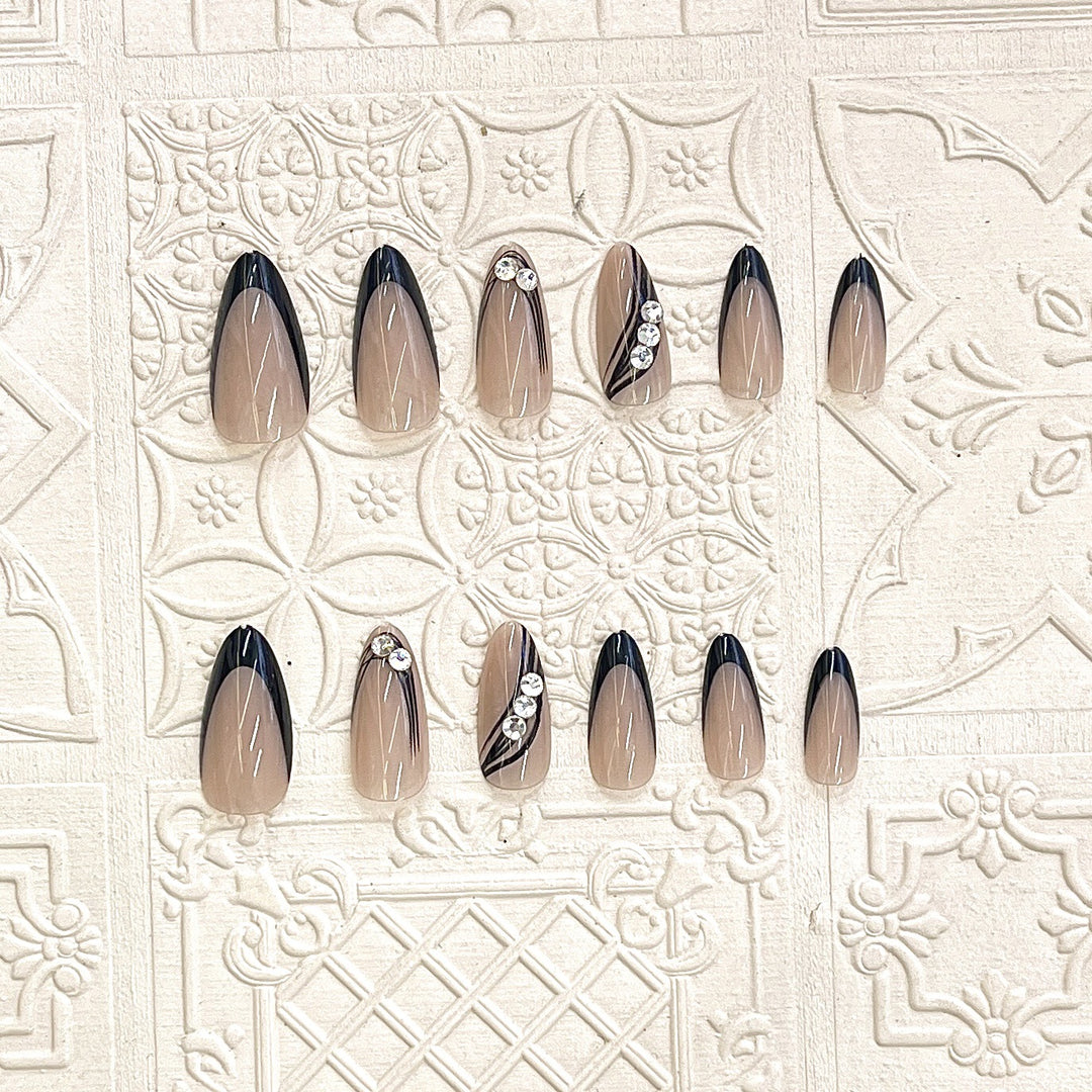 Elegantes Press-On-Nail-Design mit Strassakzenten Karnz