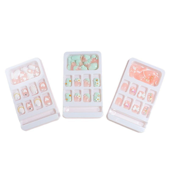 Dekorativer Press-On Nail Art Set mit Schleifenakzenten Karnz
