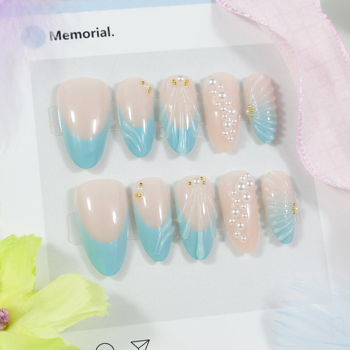 Kunstnagelset mit eleganten Muschel- und Perlenverzierungen Karnz