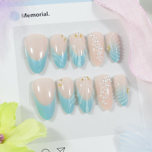 Kunstnagelset mit eleganten Muschel- und Perlenverzierungen Karnz