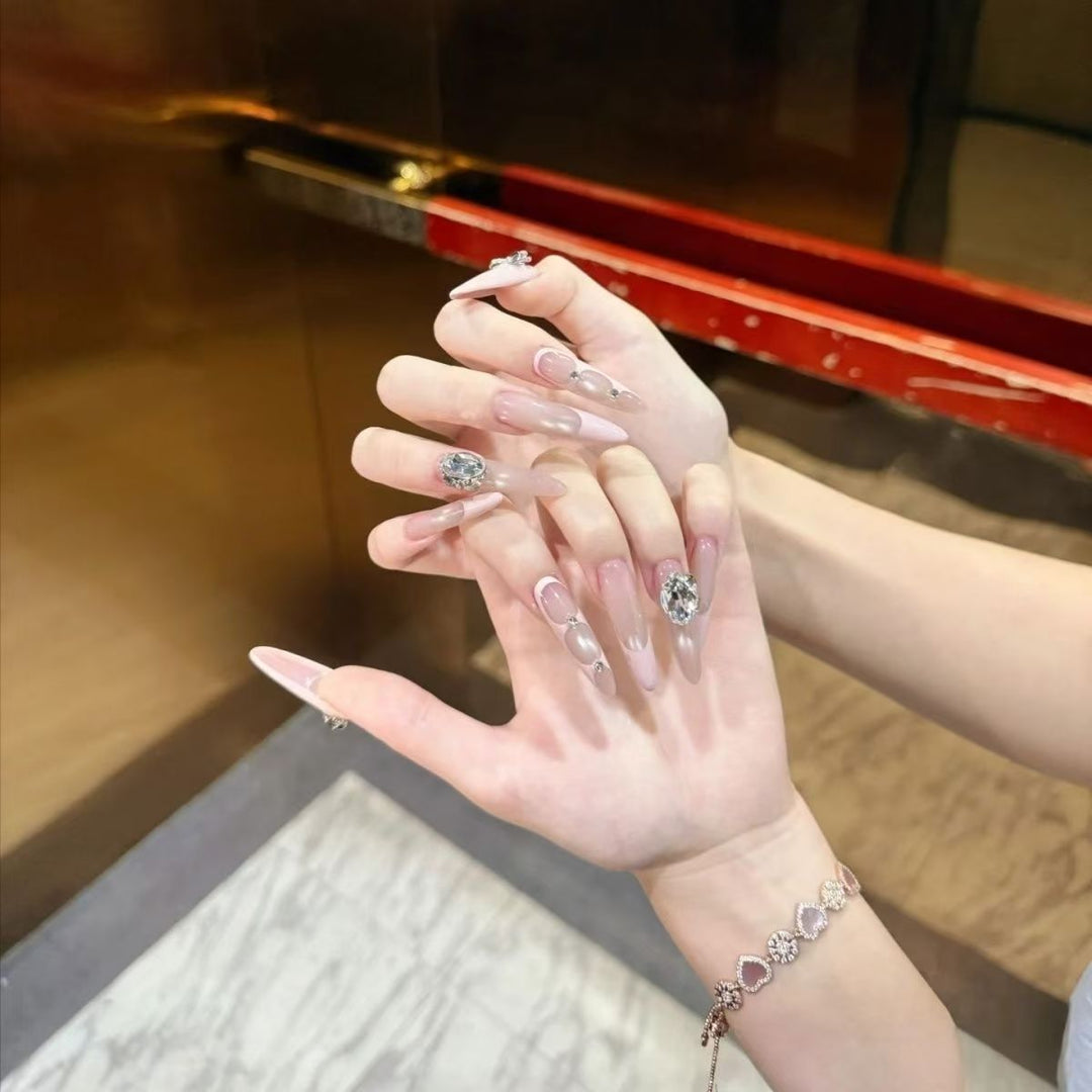 Glamouröse Stiletto Nail Art Extensions mit Kristallakzenten