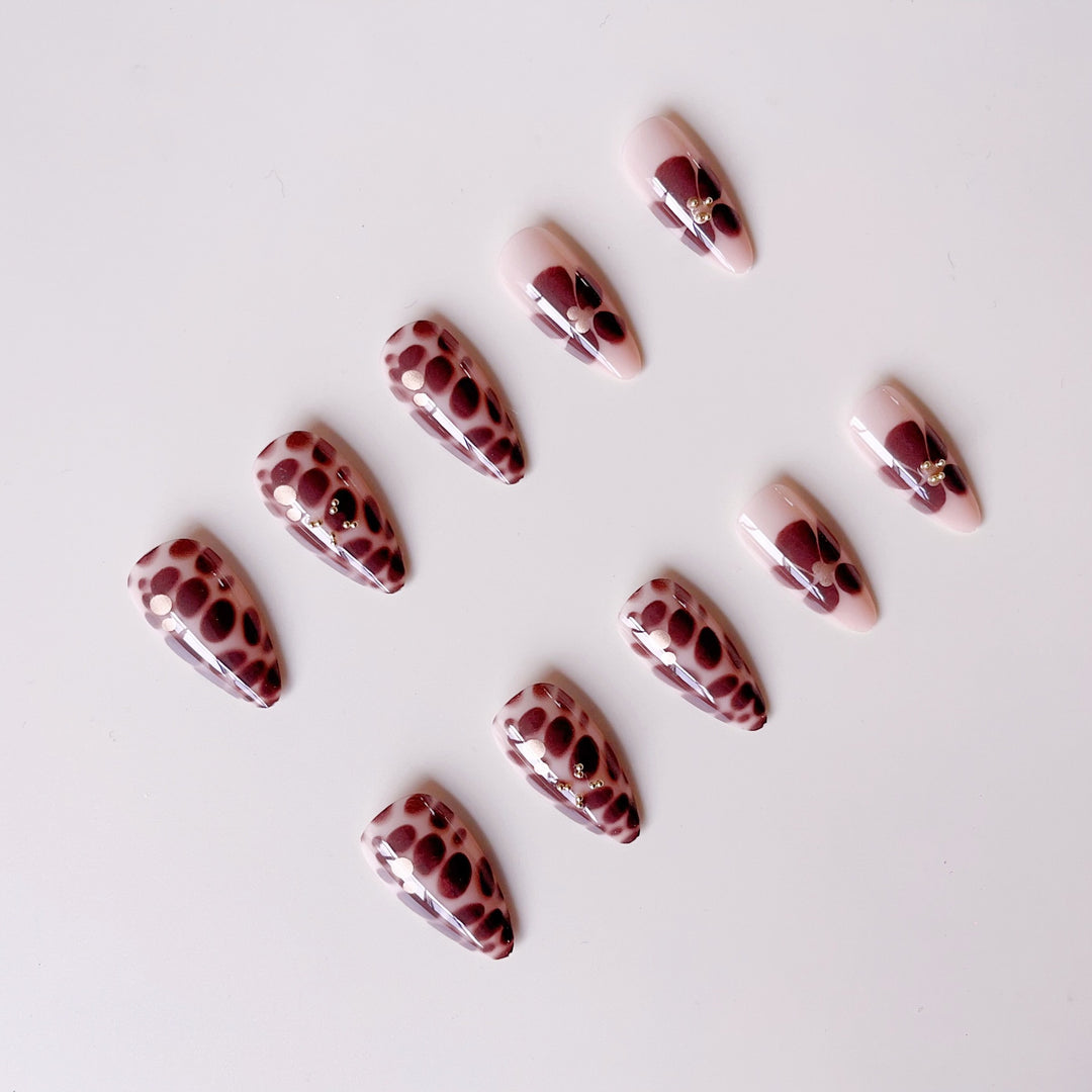 Nagelkunstset mit luxuriösen 3D-Verzierungen und goldenen Akzenten Karnz