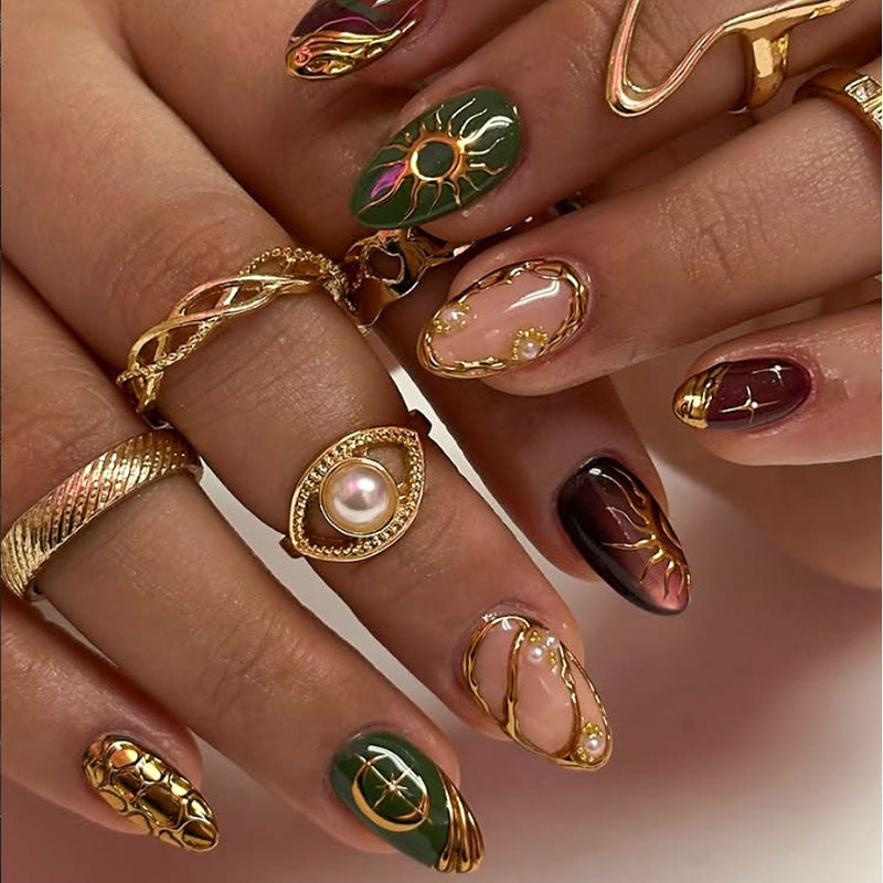 Künstlerisch goldverzierte Nagelkunst