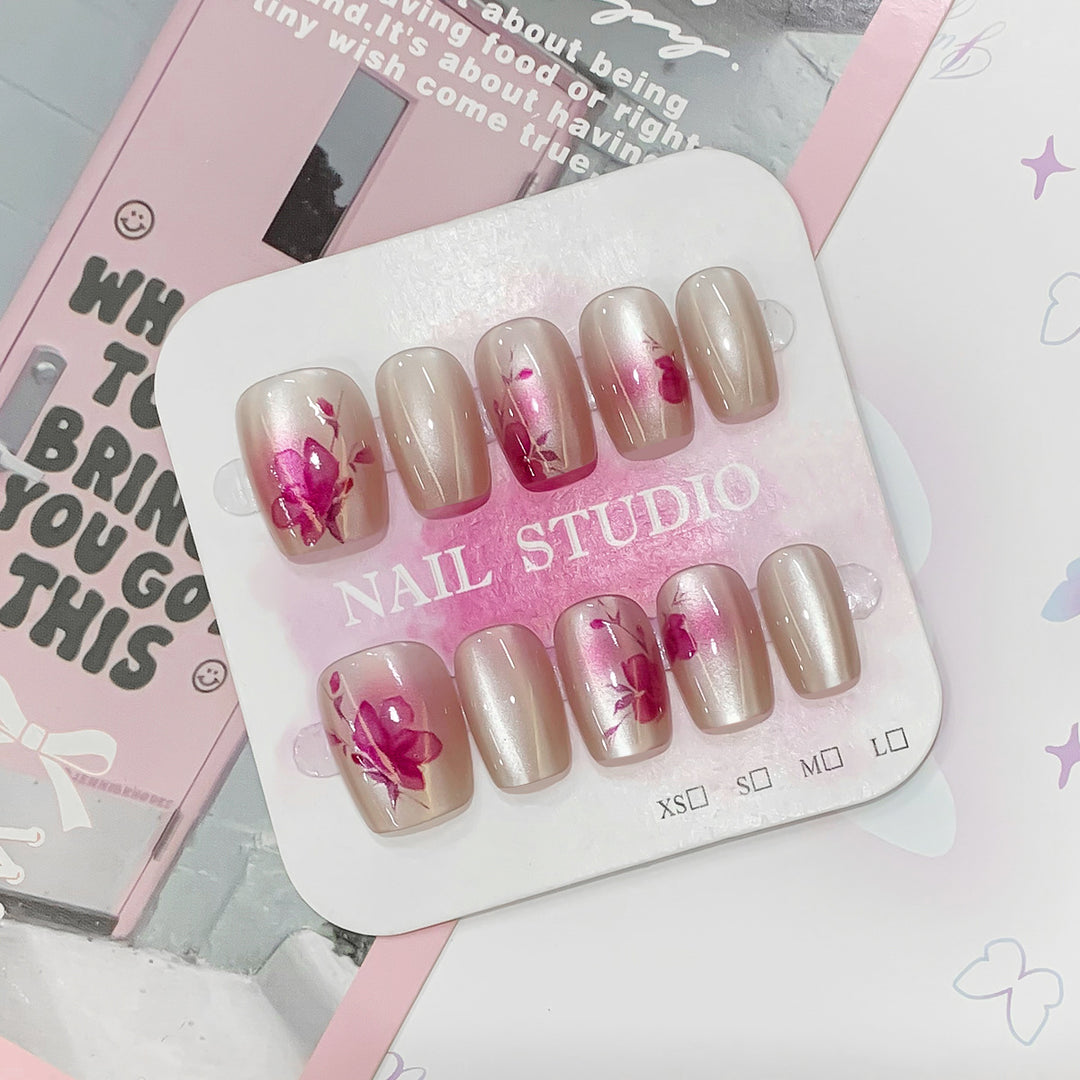 Künstliche Nagelspitzen mit floralen Akzenten Karnz