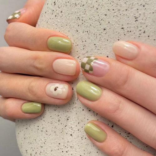 Kunstvolle Nagelkunst im modernen Design Karnz