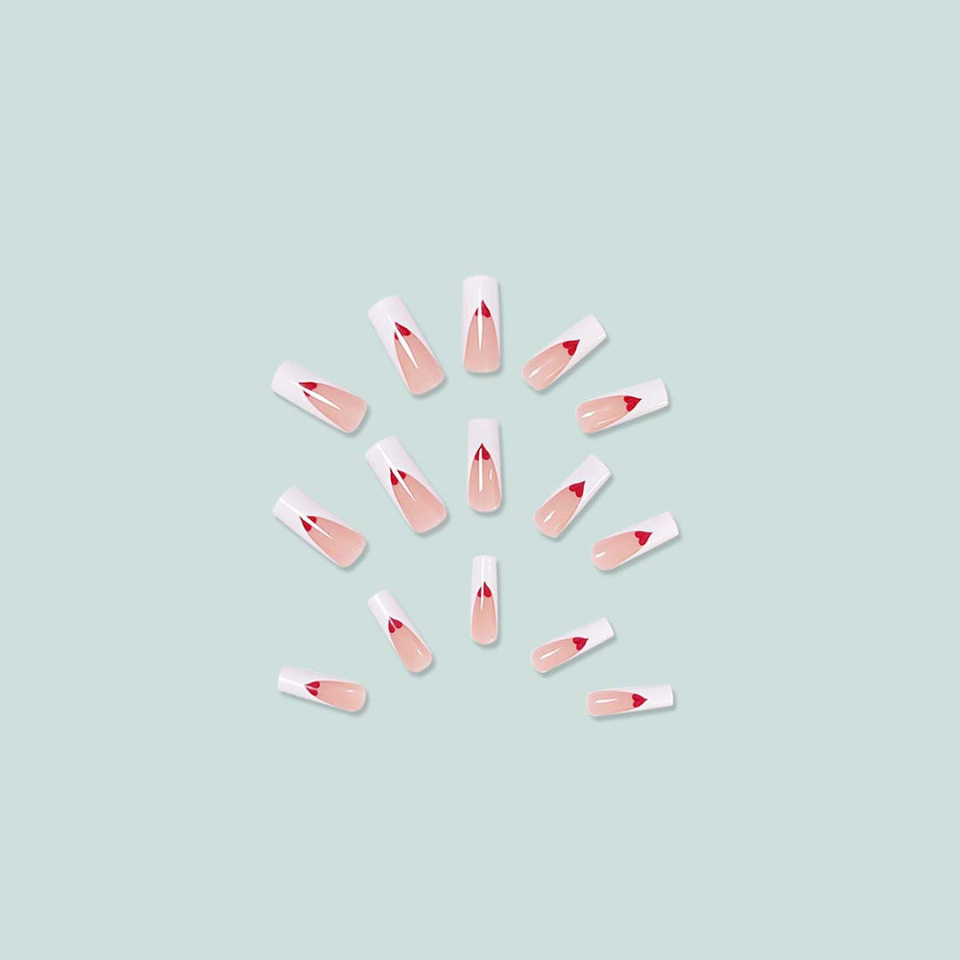 Kunstvolle Nagelverlängerungen mit Herzdesign Karnz