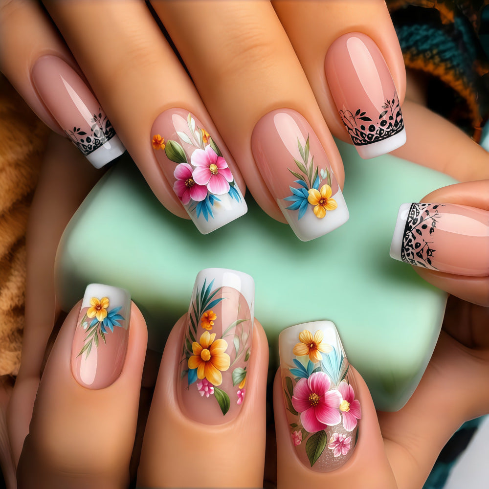 Exquisite Kunstnägel mit floralen Mustern Karnz