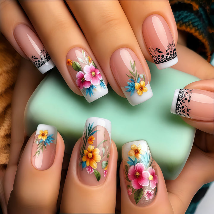 Exquisite Kunstnägel mit floralen Mustern Karnz