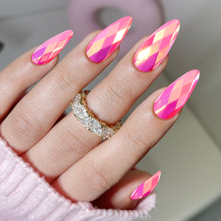Glänzende Stiletto-Nagelverlängerungen Karnz