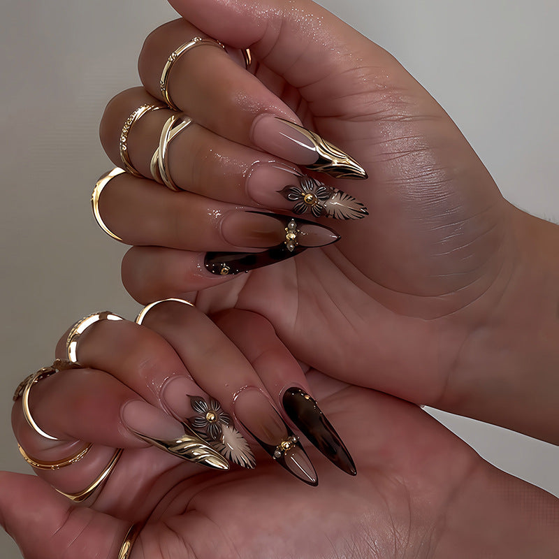 Künstlerisches Stiletto Press-On Nagelset mit kreativen Mustern Karnz