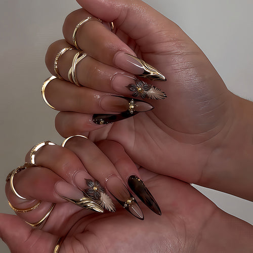 Künstlerisches Stiletto Press-On Nagelset mit kreativen Mustern Karnz
