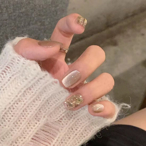 Kunstnagelset mit elegantem Glitzermuster und goldenen Akzenten Karnz