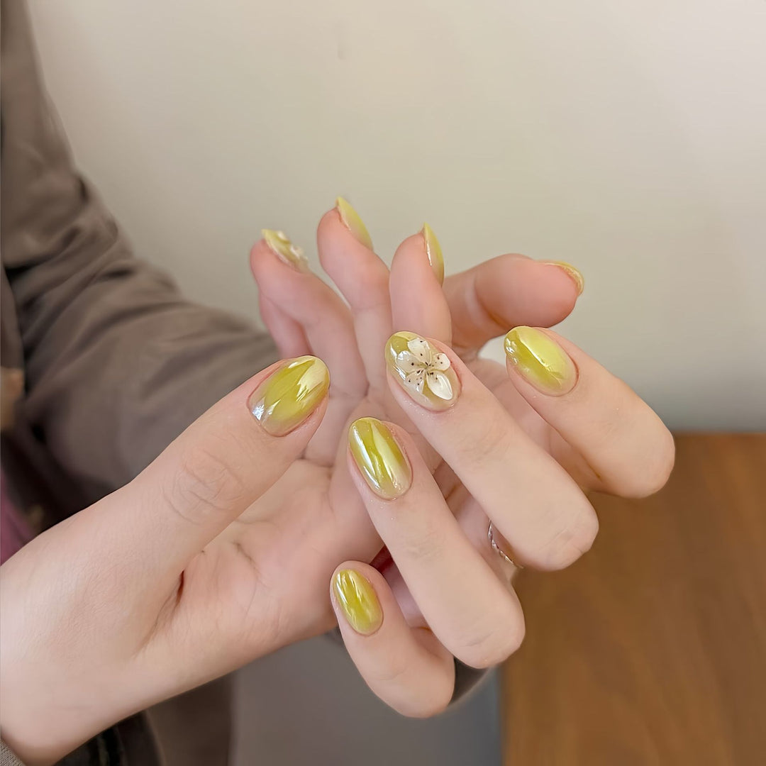Kunstnägel mit Floralem Design und Glänzendem Finish Karnz